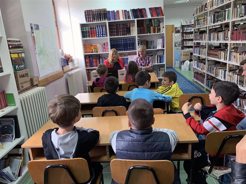 ИСТОЧНИ СТАРИ ГРАД, 6. ОКТОБРА /СРНА/ - У Источном Старом Граду данас је промовисана збирка пјесама за дјецу "Причешће" аутора Недељка Ковачевића, у којој пјесник покушава да направи повезницу између дјетињства и данашњице.