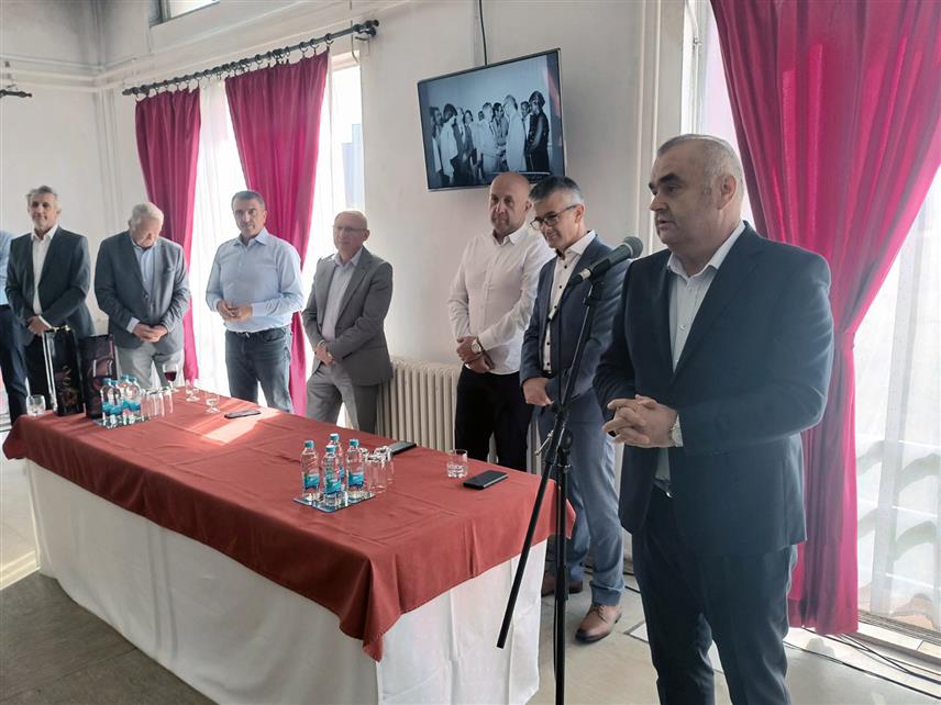 ЗВОРНИК, 6. ОКТОБРА /СРНА/ - Предсједник Управног одбора компаније "Алумина" из Зворника Зоран Стевановић изјавио је данас да ова компанија настоји да хвата корак са технолошким напретком, освајањем нових производа и увођењем разноврсних иновација како би се обезбиједиле знатне уштеде у производњи с циљем бољег позиционирања на свјетском тржишту.