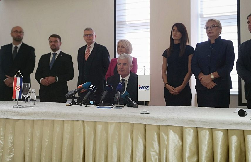 МОСTАР, 6. ОКTОБРА /СРНА/ - Предсједник ХДЗ-а БиХ Драган Човић на конференцији за новинаре након дводневног засједања ХДЗ-а БиХ.