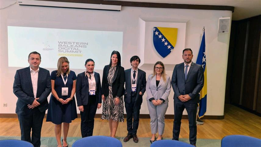 САРАЈЕВО, 6. ОКТОБРА /СРНА/ - Директор Агенције за идентификационе документе, евиденцију и размјену података БиХ /ИДДЕЕА/ Алмир Бадњевић је учествовао на 6. Дигиталном самиту западног Балкана који се одржао 4. и 5. октобра у Сарајеву.