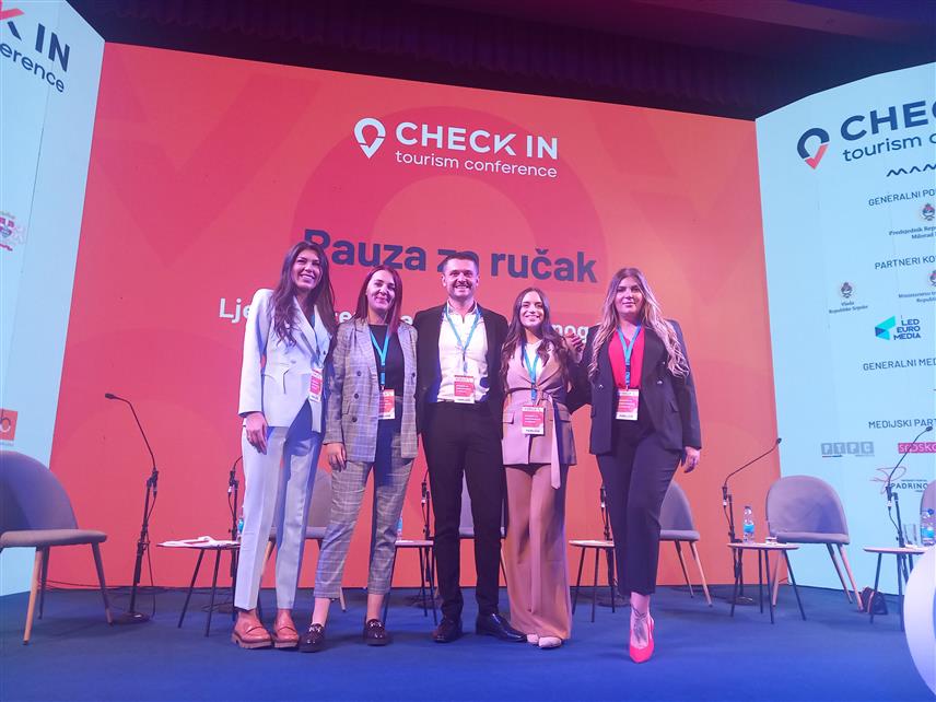 ТРЕБИЊЕ, 6. ОКТОБРА /СРНА/ - Јована Квржић, једна од најпопуларнијих инфлуенсера, односно травел блогерки на панелу "Утицај друштвених мрежа и инфлуенсера на туризам дестинације" у оквиру конференције туризма "Чек ин" у Требињу.
