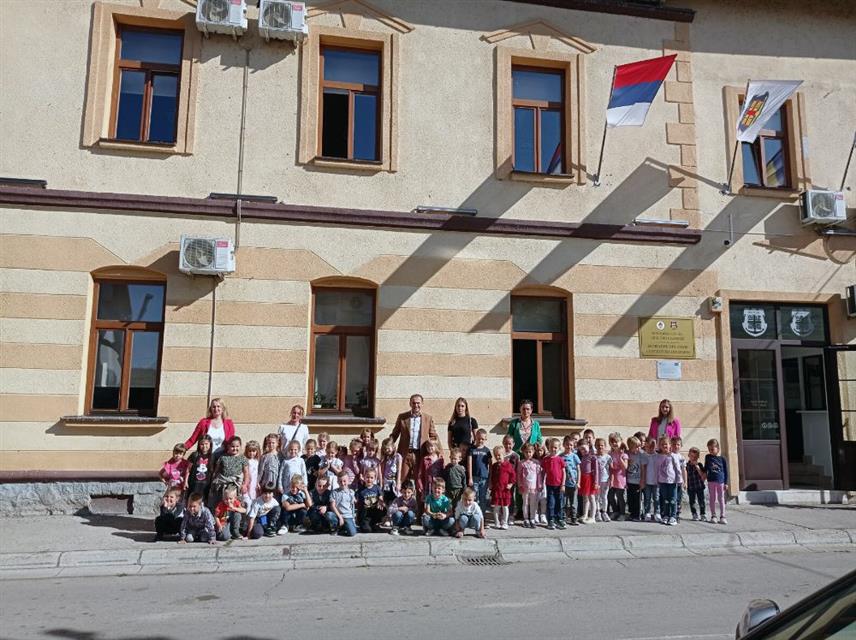 ШАМАЦ, 6. ОКТОБРА /СРНА/ - Начелник општине Шамац Ђорђе Милићевић и начелник Службе за друштвене дјелатности и послове цивилне заштите Мишо Дервенић данас су, поводом обиљежавања Међународне недјеље дјетета, организовали традиционални пријем малишана из Шамца и Обудовца који похађају Јавну предшколску установу "Радост".