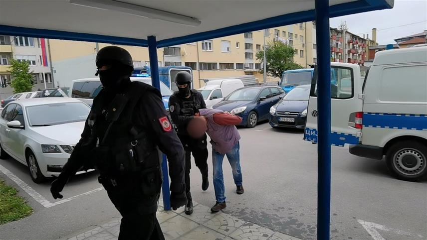 ФОЧА, 7. ОКТОБРА /СРНА/ - Припадници Полицијске управе Фоча ухапсили су данас мушкарца чији су иницијали Б.Д. из Рудог због сумње да је учествовао у паљењу аутомобила полицијског службеника из овог мјеста, саопштено је из Полицијске управе Фоча.