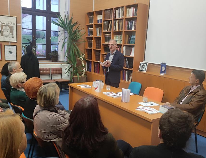 ХАН ПИЈЕСАК, 7. ОКTОБРА /СРНА/ - Збирка 20 приповједака "Ајдучија" аутора Слободана Ковачевића са Пала, у којима се говори о односима међу људима, представљена је на књижевној вечери у Народној библиотеци "Бранко Чучак" на Хан Пијеску.