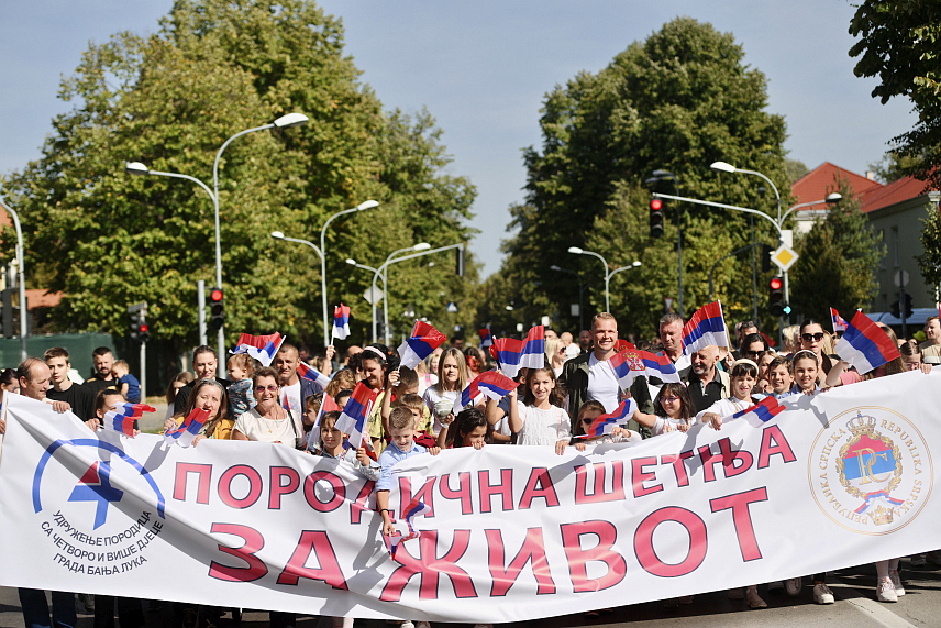 БАЊАЛУКА, 8. ОКТОБРА /СРНА/ - Данашња "Породична шетња" у Бањалуци, од зграде Владе Републике Српске до тврђаве Кастел, била је прилика да се укаже на важност породице и чињеницу да је она темељ друштва.