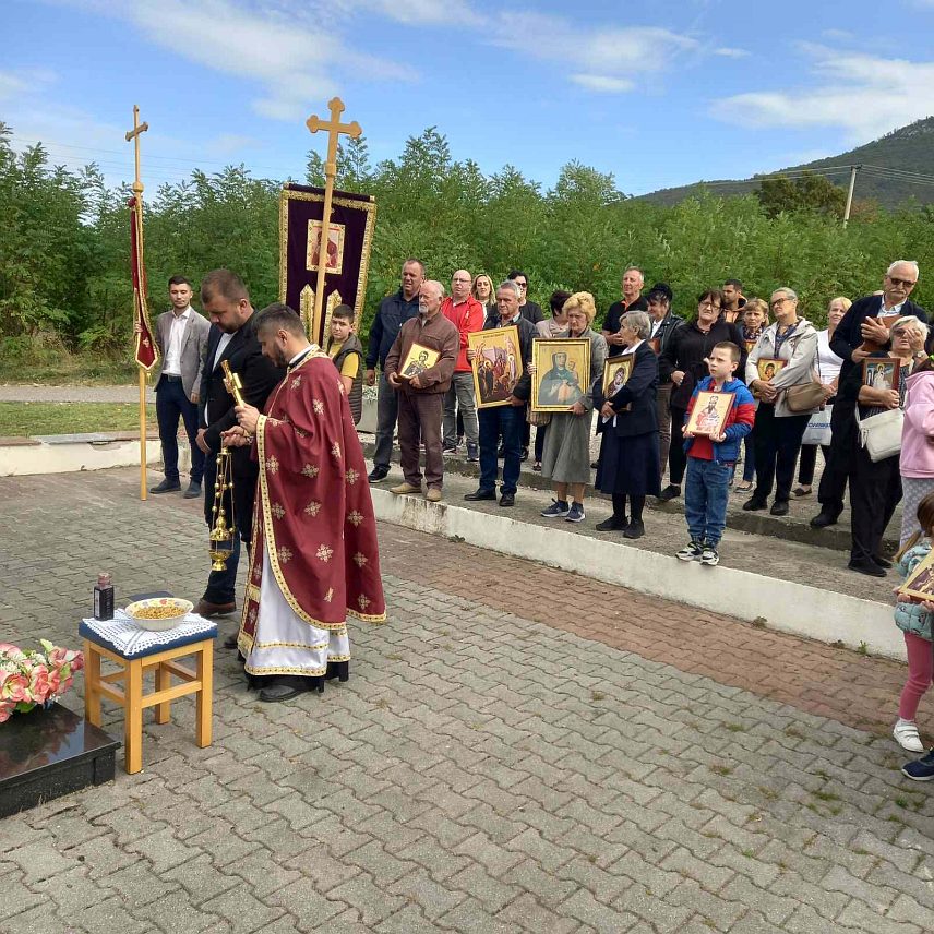 БОЧАЦ, 8. ОКТОБРА /СРНА/ - У бањалучкој Мјесној заједници Бочац данас је служен парастос за 23 погинула борца Војске Републике Српске /ВРС/ ове мјесне заједнице и за 33 цивилне жртве рата са овог подручја