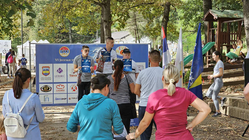 ПРЊАВОР, 8. ОКТОБРА /СРНА/ - Шести јесењи хуманитарни крос, у организацији Атлетског клуба /АК/ "Сан" из Прњавора.