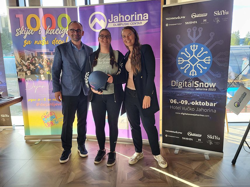 ЈАХОРИНА, 8. ОКТОБРА /СРНА/ - Олимпијска шампионка и легендарна скијашица Тина Мазе, која борави на Јахорини у оквиру "Диџитал сноу" конференције присуствовала уручењу скија и кацига малишанима у оквиру акције "Хиљаду скија за нашу дјецу" и "Хиљаду кацига за нашу дјецу" и дијелила аутограме дјеци.