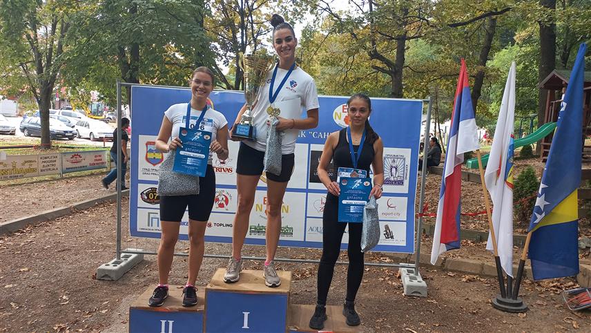 ПРЊАВОР, 8. ОКТОБРА /СРНА/ - Сениори Ивана Михајловић из бијељинског Атлетског клуба /АК/ "Атлетик" и Керим Сарачевић из АК "Власеница" побједници су Шестог јесењег хуманитарног кроса у Прњавору са којег ће прикупљена средства од котизација бити донирана Удружењу родитеља дјеце са потешкоћама у развоју "Невен" Прњавор.