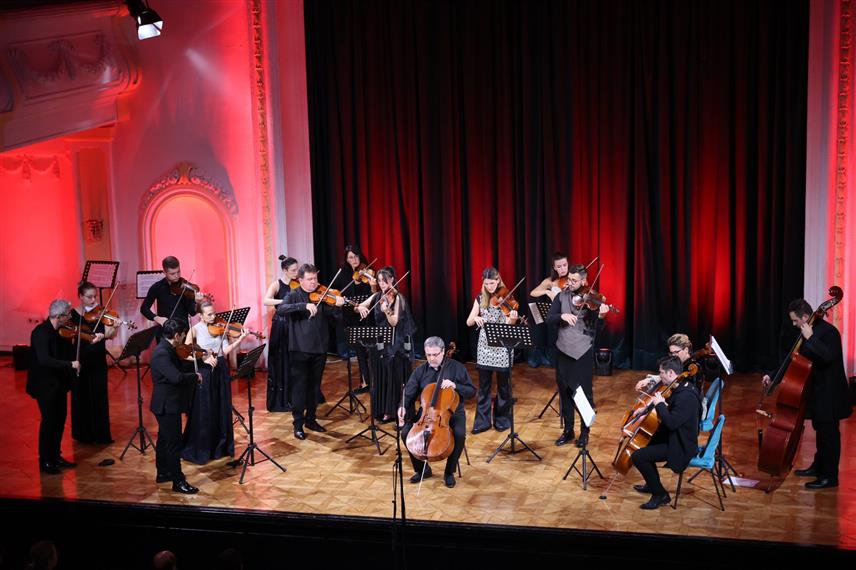 БАЊАЛУКА, 8. ОКТОБРА /СРНА/ - Шести Интернационални музички фестивал "Јесења соната" затворен је вечерас концертом реномираног руског виолончелисте Дмитрија Коузова и једног од најбољих српских камерних оркестара "Камерата" Нови Сад.