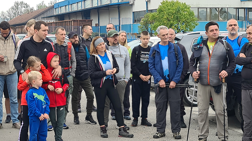 ДОБОЈ, 8. ОКТОБРА /СРНА/ - Хуманитарна "Шетња из блока", коју је организовала хуманитарна организација "Срби за Србе", почела је данас испред платоа Жељезничке станице у Добоју с циљем помоћи адаптације куће вишечланој породице Радивојевић из добојског насеља Трњани.