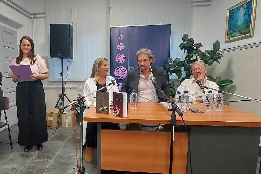 ХАН ПИЈЕСАК, 8. ОКTОБРА /СРНА/ - "Разговор о књигама" су у оквиру синоћње књижевне вечери водили Мисојчић, новинарка и водитељка Тања Петернек Алексић и неуропсихијатар Часлав Хаџи Николић.