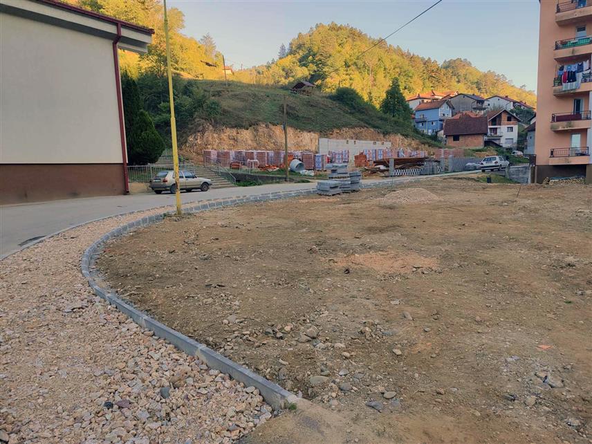 СРЕБРЕНИЦА, 9. ОКТОБРА /СРНА/ - У Сребреници је у току изградња еколошког игралишта за дјецу млађег узраста, захваљујући средствима фирме "Алма-Рас", канцеларије ОЕБС-а и општине.