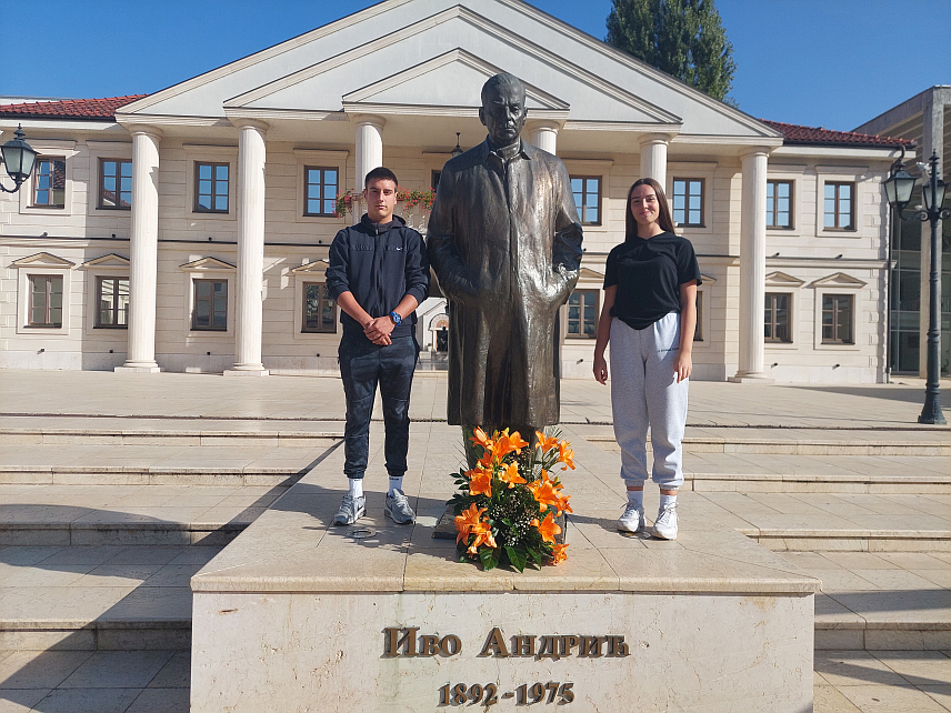 ВИШЕГРАД, 9. ОКТОБРА /СРНА/ - Професори и ученици Средње школе "Иво Андрић" из Вишеграда положили су данас цвијеће на спомен-обиљежје књижевнику Иви Андрићу код ћуприје на Дрини и на бисту у Андрићграду, поводом Дана школе и 131 годинe од рођења нобеловца.