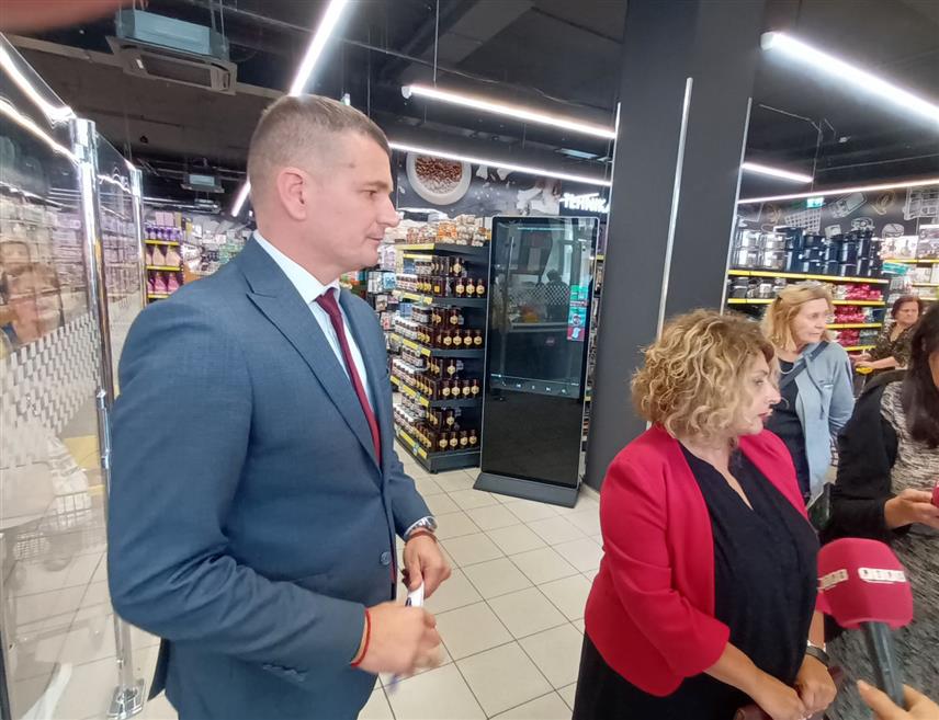 ЗВОРНИК, 9. ОКТОБРА /СРНА/ - У кампањи "Друштвено одговорни" у Републици Српској, која ће трајати до краја године, учествује 50 производа са сниженом маржом, а укључили су се 21 трговац, четири дистрибутера и 19 прозвођача, рекла је савјетник за медије премијера Српске Данијала Пејић данас у Зворнику, гдје је посјетила маркет компаније "Зворничанка" која је прва према броју производа у овој кампањи.