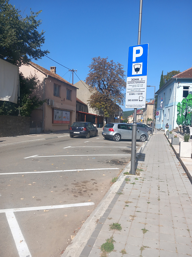 БИЛЕЋА, 9. ОКТОБРА /СРНА/ - Паркинг сервис "Патриот" почео је са радом у Билећи, гдје ће се од данас плаћати услуге паркирања возила.
