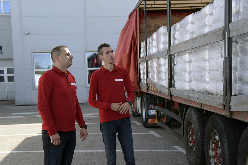 ЛАКТАШИ, 9. ОКТОБРА /СРНА/ - Први контингент помоћи од укупно обезбијеђених 500.000 килограма брашна вриједности 600.000 КМ, које је закључком Владе Републике Српске додијељено за потребе рада Црвеног крста Републике Српске, испоручен је данас у кругу складишта Републичке управе цивилне заштите у Трну код Лакташа.
