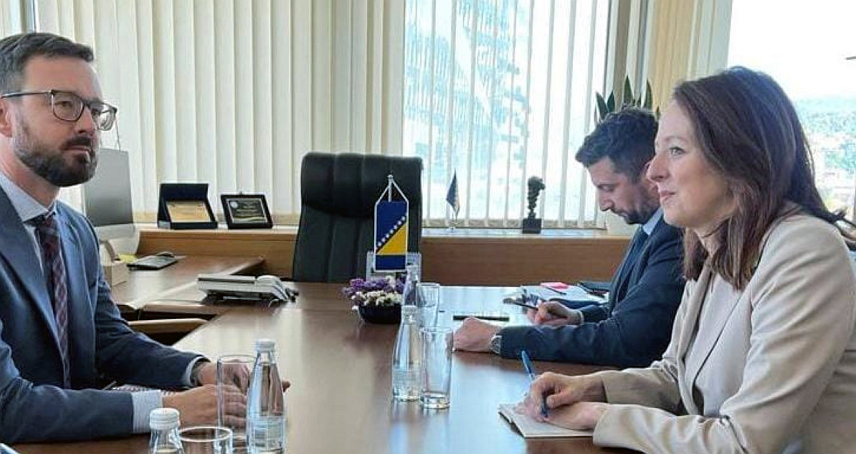 САРАЈЕВО, 9. ОКТОБРА /СРНА/ - Министар цивилних послова у Савјету министара Дубравка Бошњак и резидентни представник Међународног монетерног фонда /ММФ/ у БиХ Андереас Тудик су на састанку у Сарајеву.