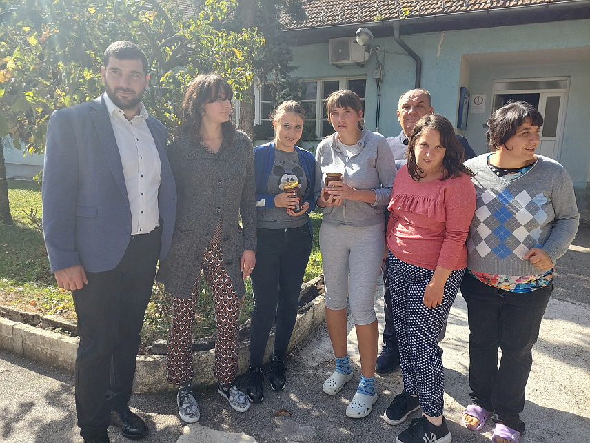 ВИШЕГРАД, 9. ОКТОБРА /СРНА/ - Удружења пчелара Вишеград донирало је Дому за лица са инвалидитетом 25 килограма меда.