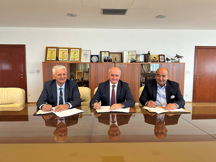 БАЊАЛУКА, 9. ОКТОБРА /СРНА/ - Министар енергетике и рударства Републике Српске Петар Ђокић потписао је данас са директорима два предузећа уговоре о концесији за изградњу и кориштење двије соларне електране на подручју Невесиња, а вриједност појединачне инвестиције износиће 44.006.175 КМ.