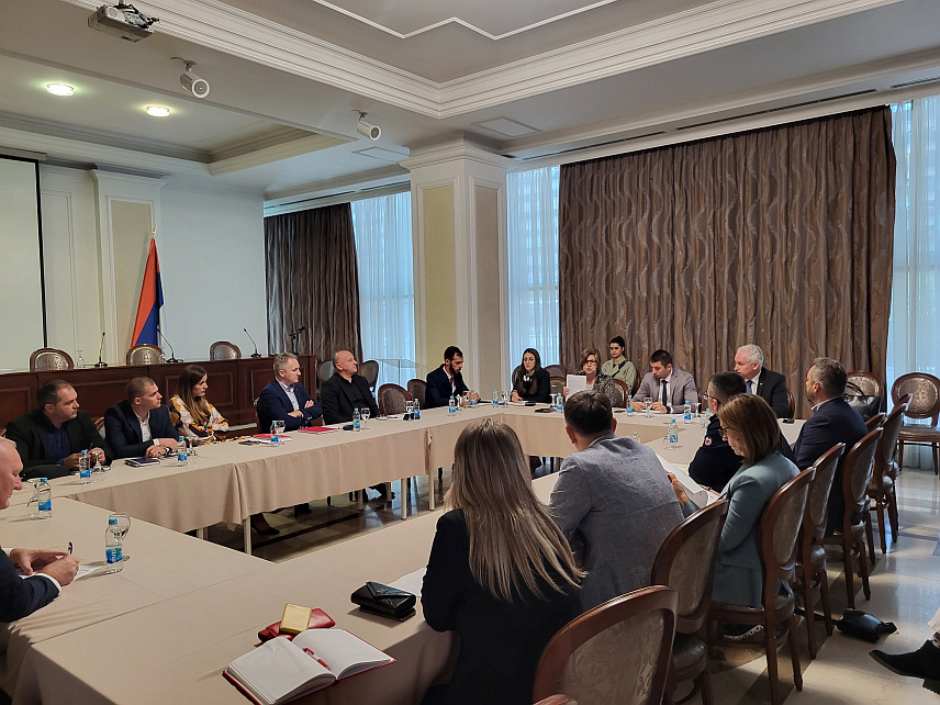 БАЊАЛУКА, 9. ОКТОБРА /СРНА/ - Министар трговине и туризма Републике Српске Денис Шулић разговарао је са директорима и представницима средњих школа из Републике Српске у којима се школују кадрови за угоститељство и туризам, представницима Привредне коморе Републике Српске, Удружења "Хорека" и представницима радника и послодаваца из ове бранше.