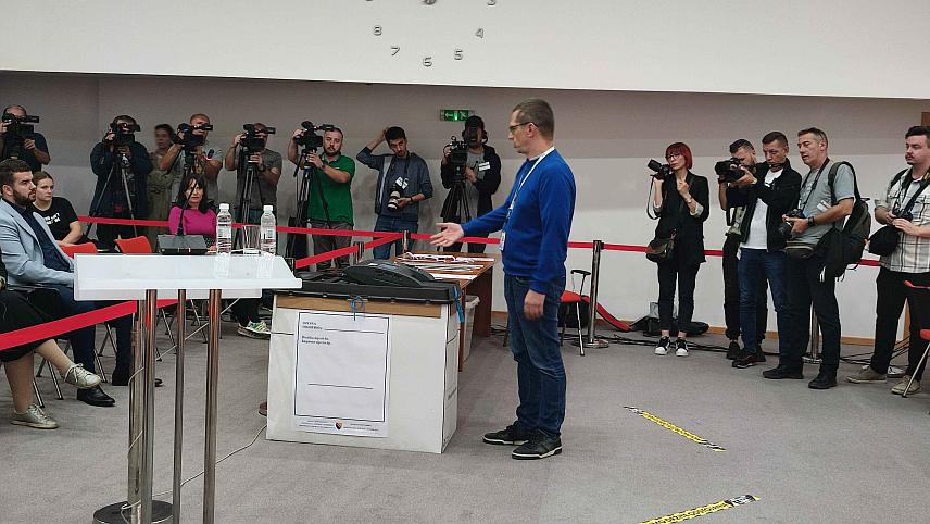 САРАЈЕВО, 9. ОКТОБРА /СРНА/ - У организацији ЦИК БиХ и Удружења изборних званичника у Сарајеву је данас почео догађај Дани отворених врата "Промоција нових технологија у изборном процесу".
