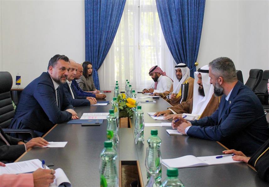 САРАЈЕВО, 9. ОКТОБРА /СРНА/ - Министар иностраних послова у Савјету министара Елмедин Конаковић током састанка са делегацијом Групе пријатељства Народне скупштине Кувајт коју је предводио предсједавајући Мухамад Хаyеф Ал-Мутаири.	
