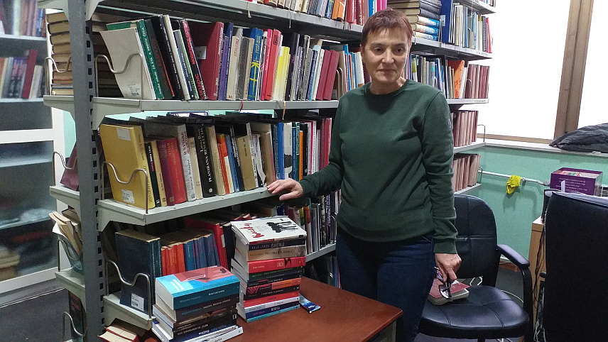 МИЛИЋИ, 10. НОВЕМБРА / СРНА/ - Књижни фонд Народне библиотеке у Милићима обогаћен је са 98 књига, од чега је 95 нових наслова већином белетристике, купљених недавно на Међународном београдском сајму књига.