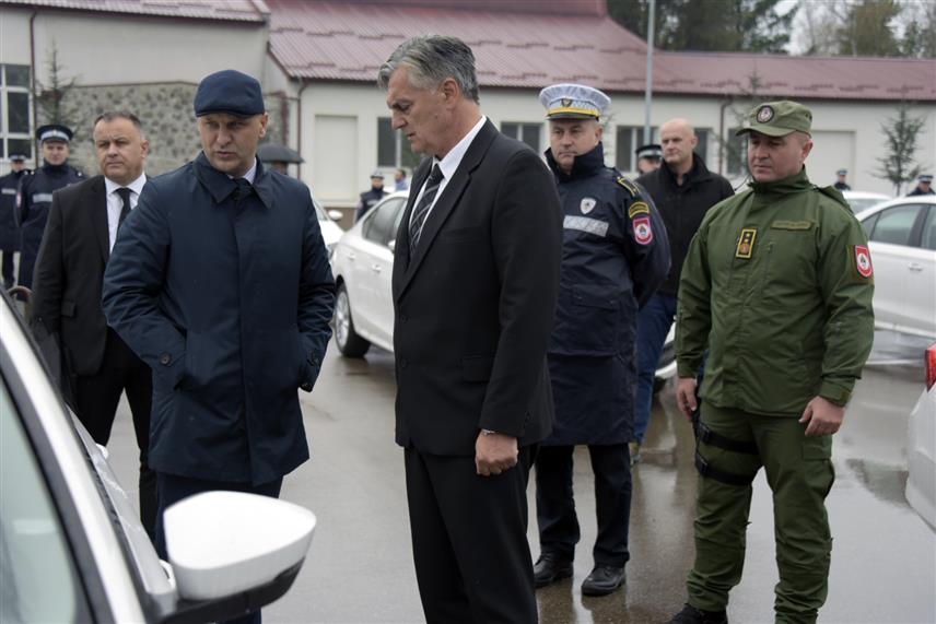 БАЊАЛУКА, 10. НОВЕМБРА /СРНА/ - Министар унутрашњих послова Републике Српске Синиша Каран и директор Полиције Српске Синиша Кострешевић уручили су кључеве 50 нових службених возила за полицију.
