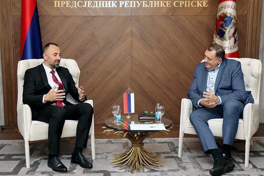 БАЊАЛУКА, 10. НОВЕМБРА /СРНА/ - Предсједник Републике Српске Милорад Додик са предсједником Боксерског клуба "Славија" Далибором Петковићем.