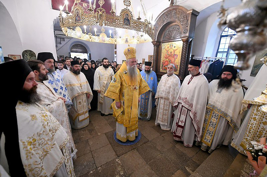 ПОДГОРИЦА, 10. НОВЕМБРА /СРНА - Његово високопреосвештенство митрополит црногорско-приморски Јоаникије служио је данас, на празник Светог Арсенија, Свету архијерејску литургију у Манастиру Ждребаоник код Даниловграда у коме се налазе мошти овог свеца.