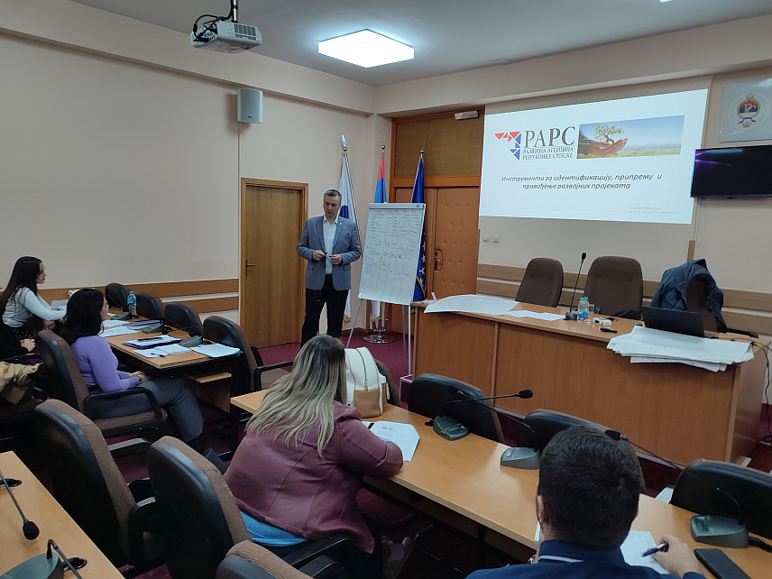 ГРАДИШКА, 10. НОВЕМБРА /СРНА/ - Развојна агенција Републике Српске организовала је обуку за прирпему и спровођење пројеката за сложбенике локалних институција из Градишке и Српца.
