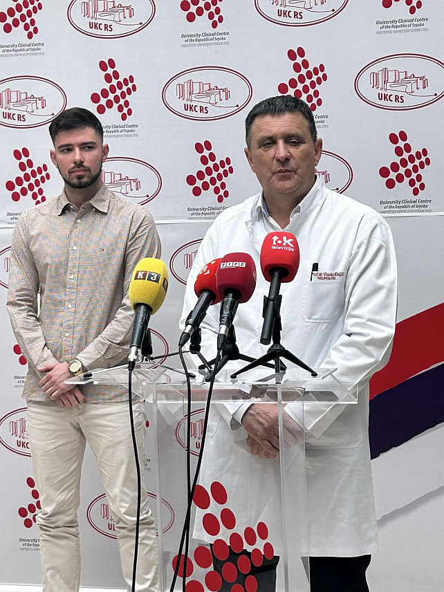 БАЊАЛУКА, 10. НОВЕМБРА /СРНА/ - Најбољи дипломац Медицинског факултета у Бањалуци Стефан Божић са просјечном оцјеном 9,93 потписао је уговор о раду и засновао радни однос у Универзитетском клиничком центру Републике Српске /УКЦ/, гдје ће почети његов професионални развој.
