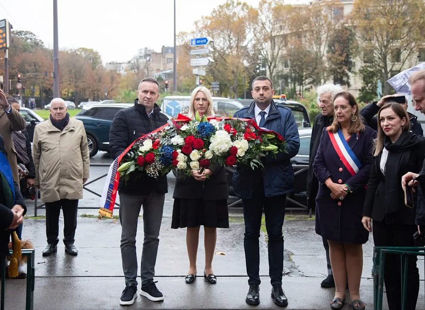 ПАРИЗ, 10. НОВЕМБРА /СРНА/ - Српски члан Предсједништва БиХ Жељка Цвијановић истакла је да јој је велика част што је данас у Паризу, уочи годишњице потписивања примирја у Првом свјетском рату, положила вијенац на Споменик краљу Петру Првом и Александру Првом Карађорђевићу, који представља симбол историјског савезништва српског и француског народа.