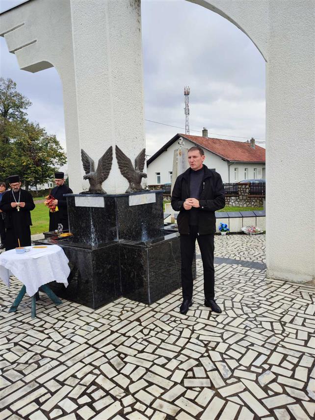 ШАМАЦ, 11. НОВЕМБРА /СРНА/ - У Обудовцу код Шамца данас је служен парастос за 44 погинула борца Војске Републике Српске /ВРС/ и 33 цивилне жртве Одбрамбено-отаџбинског рата.