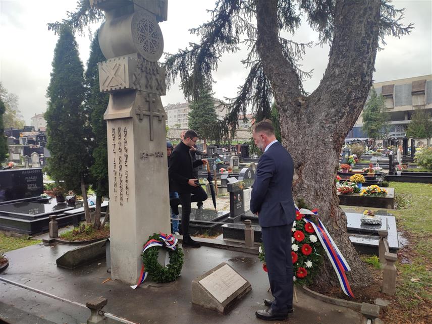 БАЊАЛУКА, 11. НОВЕМБРА /СРНА/ - Генерални конзул Србије у Бањалуци Милош Вујић положио је данас вијенац на бањалучком гробљу Свети Пантелија поводом обиљежавања Дана примирја у Првом свјетском рату.