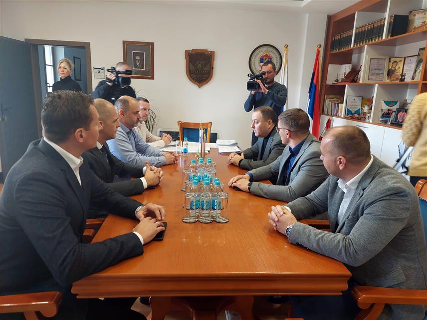 ВИШЕГРАД, 11. НОВЕМБРА /СРНА/ - Делегације братских општина Вишеград и Обреновац договориле су данас да ће заједнички потражити инвеститора који би вратио стари сјај туристичком комплексу на Бикавцу.