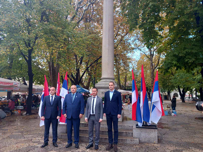 ТРЕБИЊЕ, 11. НОВЕМБРА /СРНА/ - Градоначелник Tребиња Мирко Ћурић и конзул Србије у Tребињу Миодраг Џуџалија положили су данас цвијеће на Споменик ослободиоцима Tребиња поводом обиљежавања Дана примирја у Првом свјетском рату.