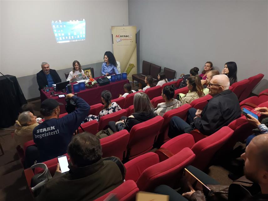 ЗВОРНИК, 11. НОВЕМБРА /СРНА/ - У Зворнику је вечерас представљена књига пјесама "Светлуцаво зрнце" Бојане Чолић Грујић из Лознице, а у којој доминирају духовна и мирољубива поезија.