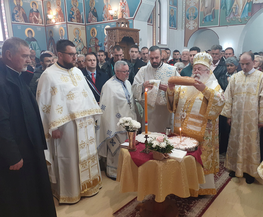 ИСТОЧНО НОВО САРАЈЕВО, 12. НОВЕМБРА /СРНА/ - Његово високопреосвештенство митрополит дабробосански Хризостом служио је данас Свету архијерејску литургију у цркви Светог Варнаве Исповједника на Врањешу, у општини Источно Ново Сарајево, поводом крсне славе овог храма.