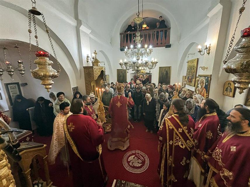 ПОДГОРИЦА, 12. НОВЕМБРА /СРНА/ - Његово високопресовештнество митрополит црногорско-приморски Јоаникије служио је данас литургију у Цетињском манастиру.