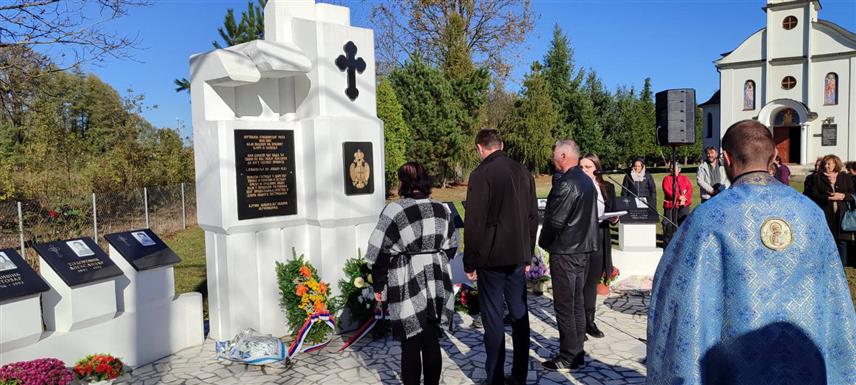 ШАМАЦ, 12. НОВЕМБРА /СРНА/ - У Доњој Слатини код Шамца данас је служен помен за 10 погинулих бораца Војске Републике Српске /ВРС/ и за једну цивилну жртву.
