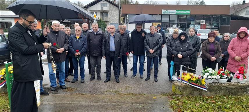 СРБАЦ, 12. НОВЕМБРА /СРНА/ - У србачкој мјесној заједници Ножичко данас је служен парастос за 16 бораца овог краја, који су у Одбрамбено-отаџбинском рату положили живот за одбрану Републике Српске.