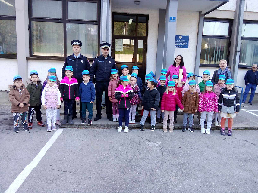 НОВИ ГРАД, 13. НОВЕМБРА /СРНА/ - Дјеца из вртића "Пчелица Маја" ученици основних школа "Свети Сава" и "Вук Караџић" посјетила су данас Полицијску станицу Нови Град у оквиру Дана отворених врата у оквиру обиљежавања крсне славе Министарства унутрашњих послова /МУП/ Републике Српске - Светог архангела Михаила.