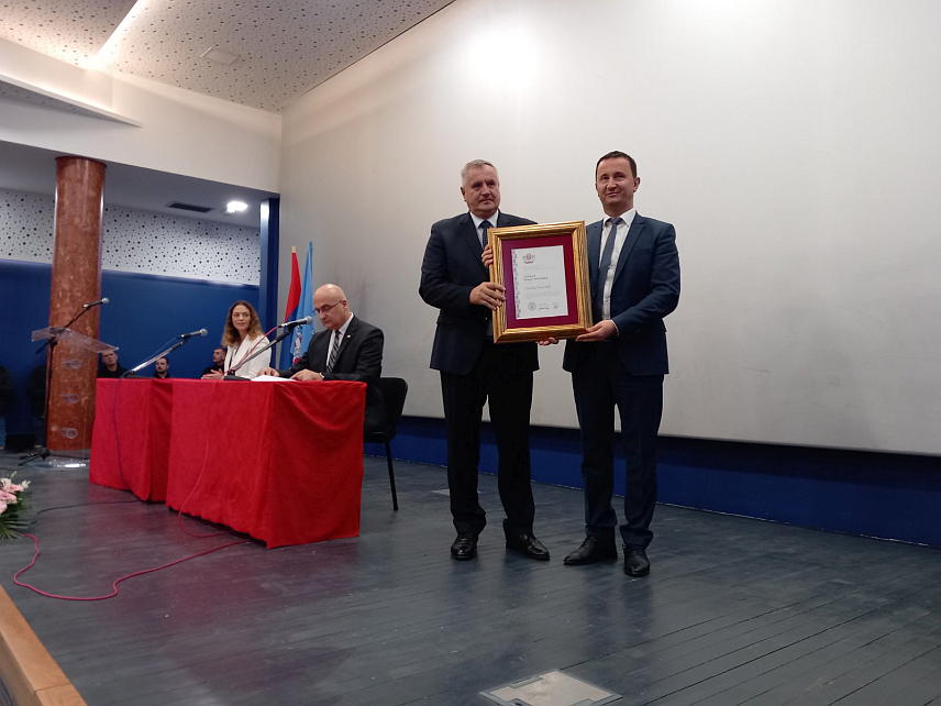 TРЕБИЊЕ, 13. НОВЕМБРА /СРНА/ - Премијеру Републике Српске Радовану Вишковићу градоначелник Мирко Ћурић уручио Повеља града за заслуге за развој, унапређење квалитета живота и промоције угледа Tребиња у земљи и свијету, као и свим областима људског стваралаштва.