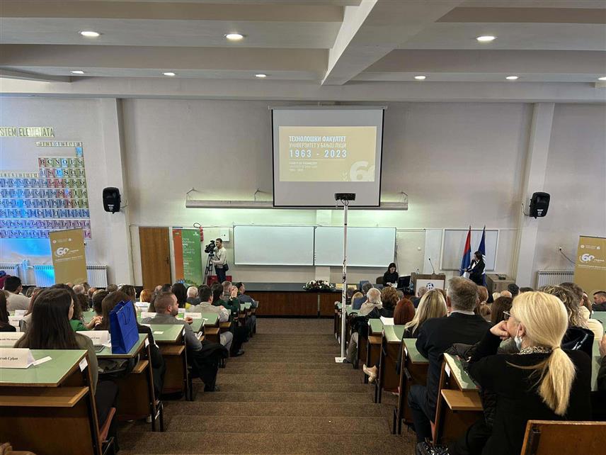 БАЊАЛУКА, 13. НОВЕМБРА /СРНА/ - Технолошки факултет је један од најстаријих у оквиру Универзитета у Бањалуци, а током 60 година рада ове високообразовне установе дипломе су стекли 1.961 дипломирани инжењер, 116 магистара, 31 мастер и 53 доктора наука, речено је данас на прослави овог значајног јубилеја.