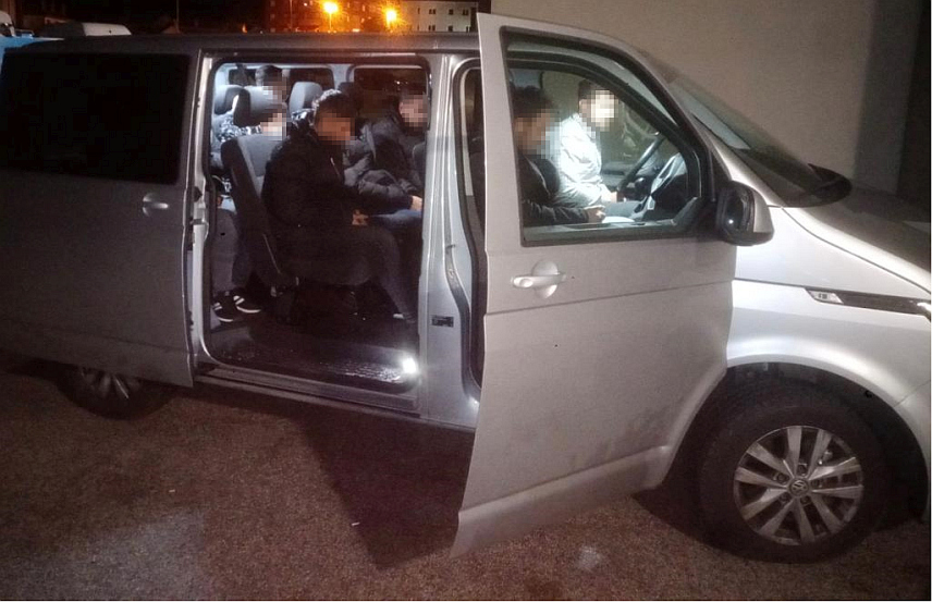 САРАЈЕВО, 13. НОВЕМБРА /СРНА/ - Припадници Јединице граничне полиције Горица ухапсили су два Турчина који су покушали да прокријумчаре седам држављана Турске и једног држављанина Ирака.