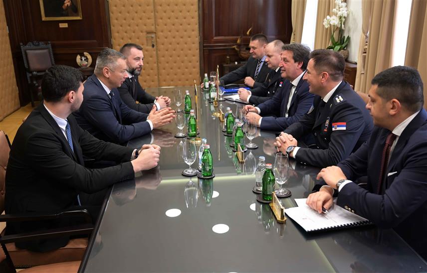 БЕОГРАД,13. НОВЕМБРА /СРНА/ - Министар унутрашњих послова Србије Братислав Гашић и министар безбједности у Савјету министара Ненад Нешић разговарали су данас у Београду о сарадњи у области борбе против организованог криминала, илегалних миграција и безбједности границе.