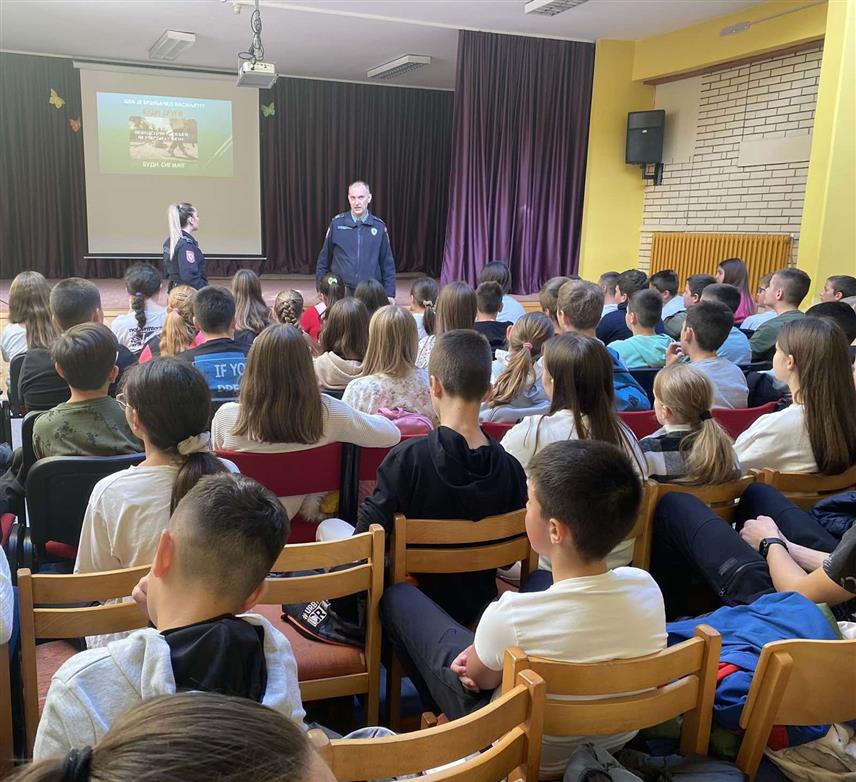 ПРИЈЕДОР/КОЗАРСКА ДУБИЦА, 13. НОВЕМБРА /СРНА/ - Полицијски службеници у Козарској Дубици данас су за ученике Основне школе "Вук Стефановић Караџић" одржали едукативно предавање на тему превенције вршњачког насиља.