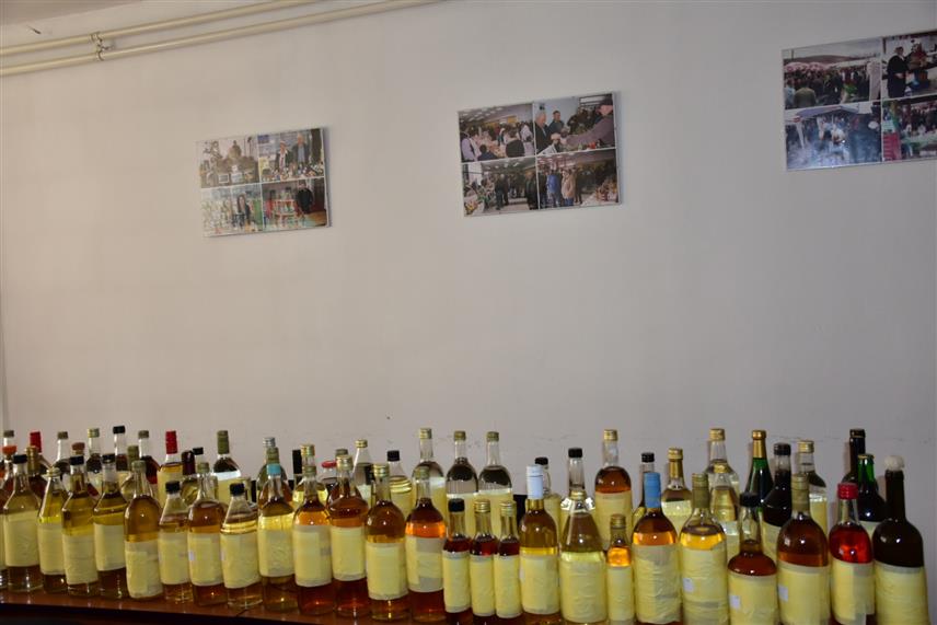 МРКОЊИЋ ГРАД, 13. НОВЕМБРА /СРНА/ - Сајам пољопривредних производа- Аранђеловдански вашар у Мркоњић Граду почео је данас сензорним оцјењивањем квалитета ракије, а завршава се у суботу, 18. новембра, у оквиру којег ће бити одржани Фестивал домаће ракије, Етно-фестивал "Јабука" и Дани меда.